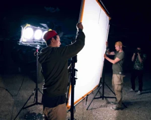 Joel und Oliver installieren das Flag und die Videoleuchte für den nächsten professionellen Imagefilm. Uns ist gutes Licht wichtig.