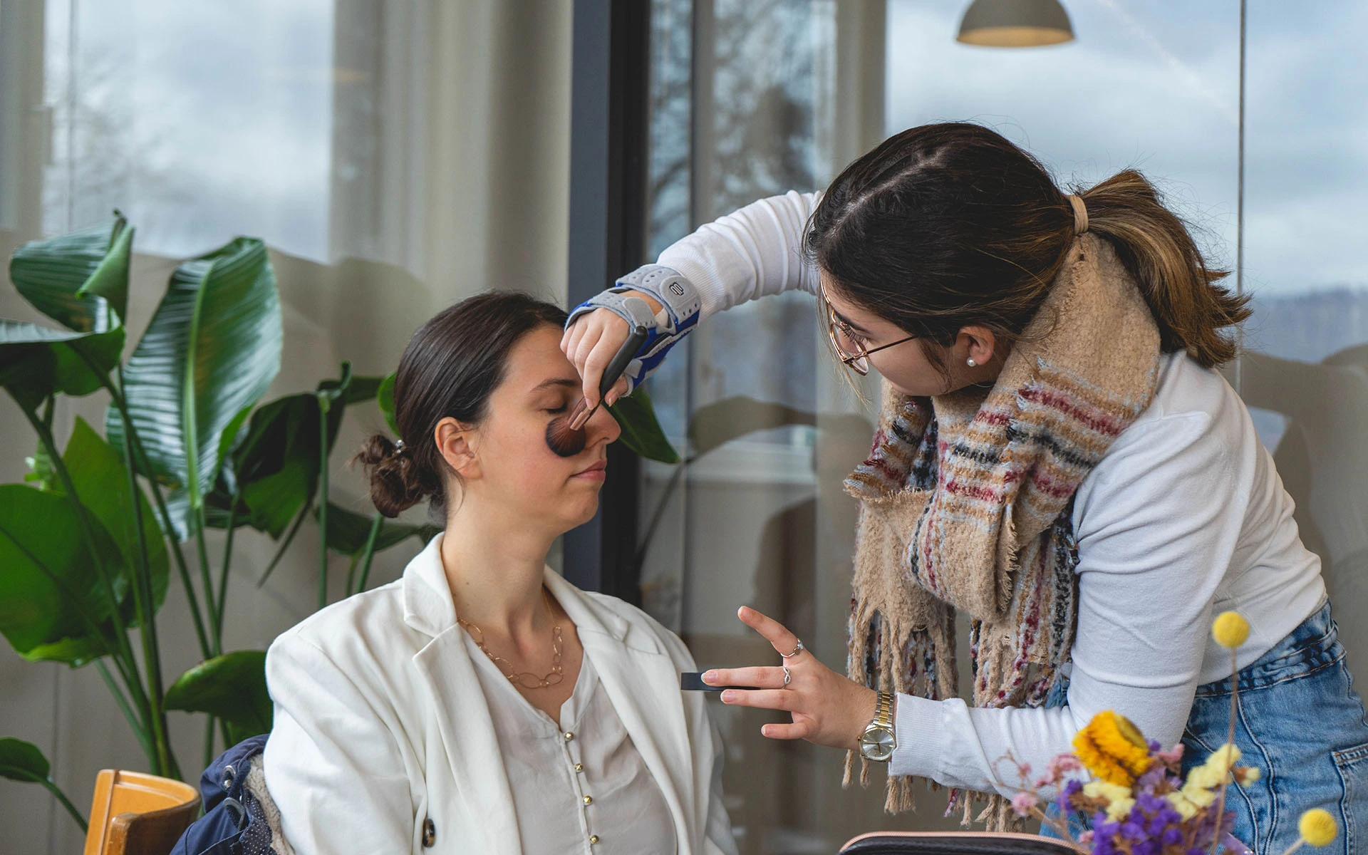 Damit unsere Protagonisten vor der Kamera gut aussehen, organisieren wir jeweils eine Make-Up Artistin, die für den optimalen Look sorgt.