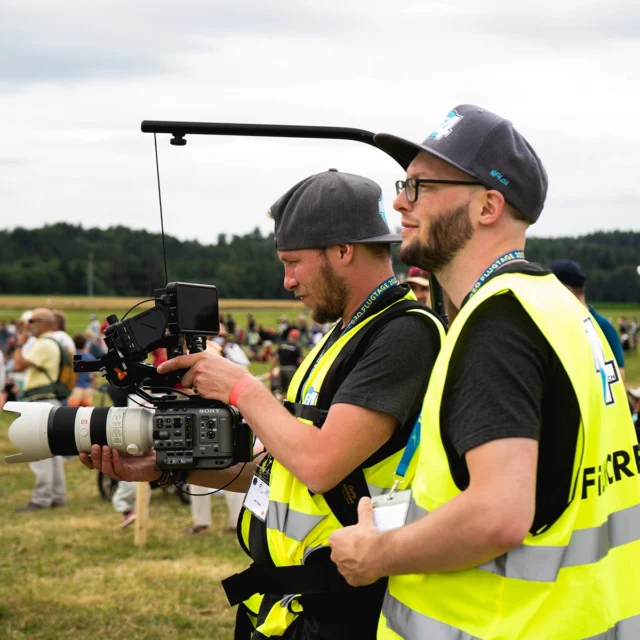 Wir sind ein eingespieltes Team mit der gemeinsamen Leidenschaft für kreative und professionelle Filmproduktionen.
